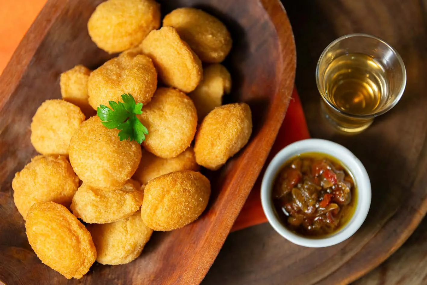 Bolinho de Feijão Original servido como finger food