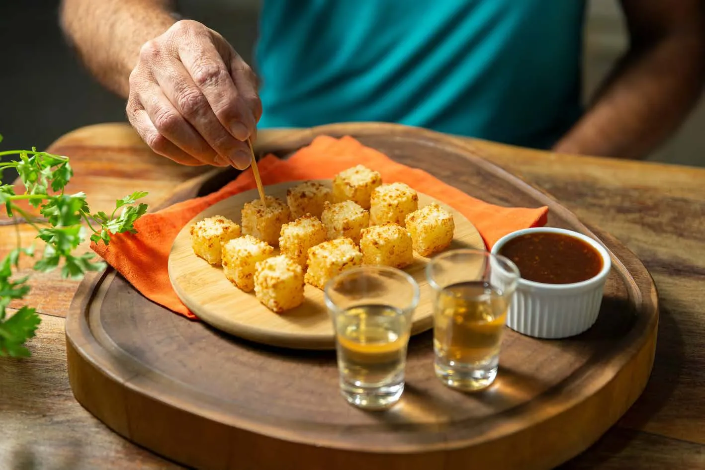 Dadinho de Tapioca com Queijo Canastra servido como finger food