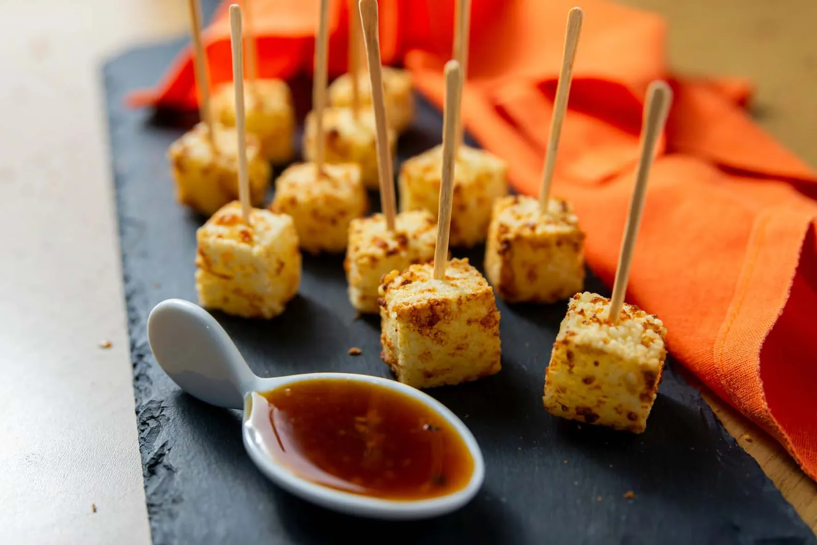 Molho de Rapadura com Gengibre servido como finger food